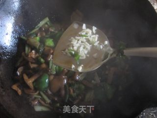 小白菜炒黏蘑的做法步骤：12