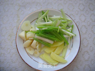 姜汁蚝油浇炒大虾的做法步骤：2