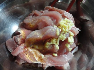 从此爱上糖醋味-----------糖醋里脊肉的做法步骤：2