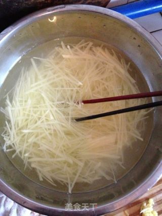 酸辣土豆丝的做法步骤：1