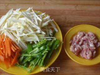 茭白青椒炒肉丝的做法步骤：1