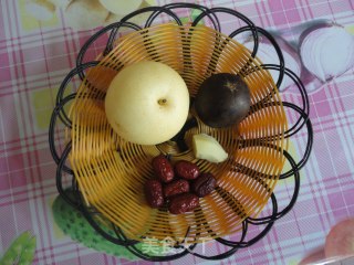 养颜润肺-------秋梨膏的做法步骤：1