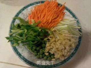 家常东北版 鱼香肉丝的做法步骤：1