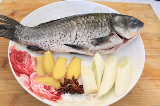鲫鱼豆腐汤的做法步骤：1