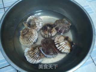 新手必备宴客菜———粉丝蒸扇贝的做法步骤：1