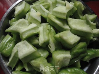 凉瓜烧三黄鸡的做法步骤：2
