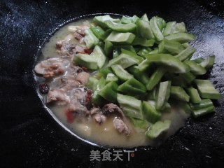 凉瓜烧三黄鸡的做法步骤：6