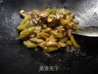 凉瓜烧三黄鸡的做法步骤：8