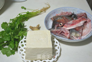 鱼头豆腐汤的做法步骤：1
