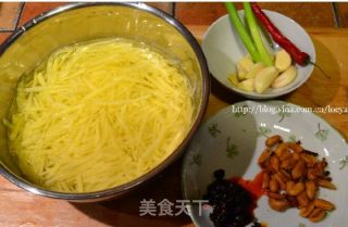 红顶土豆丝儿（凉拌土豆丝）的做法步骤：1