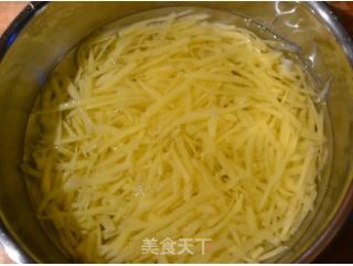 红顶土豆丝儿（凉拌土豆丝）的做法步骤：2