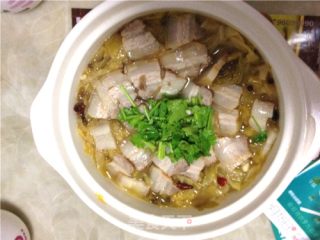砂锅酸菜白肉的做法步骤：7