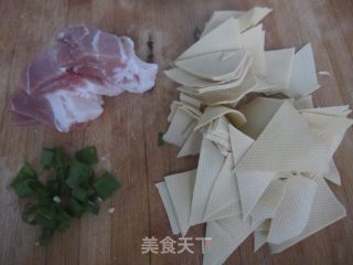 红椒炒干豆腐的做法步骤：1