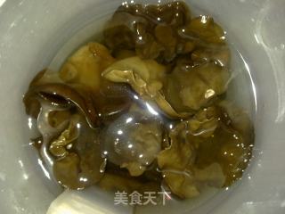 芹菜拌黑木耳的做法步骤：1