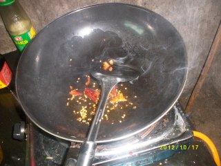 蒜苔炒牛肉－－－韧和脆的相遇的做法步骤：1