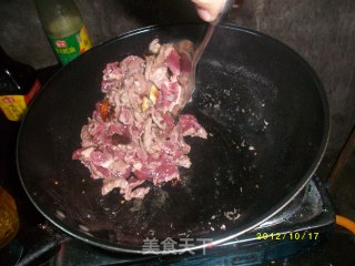 蒜苔炒牛肉－－－韧和脆的相遇的做法步骤：2