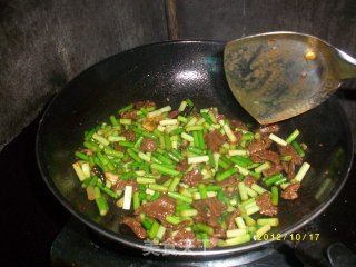 蒜苔炒牛肉－－－韧和脆的相遇的做法步骤：4