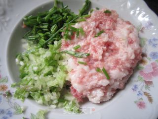 白菜包肉的做法步骤：1