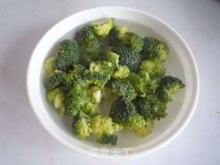 蚝油西兰花的做法步骤：2