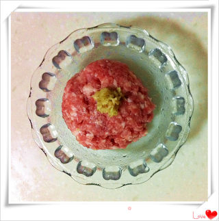 葱香汤藕猪肉饼的做法步骤：1