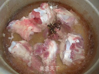 大骨汤的做法步骤：1