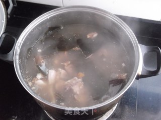 海带排骨汤的做法步骤：1