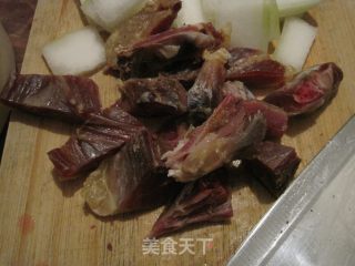 咸鸭炖鲫鱼火锅的做法步骤：2