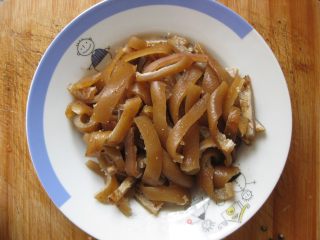 蒜香卤肉皮的做法步骤：1