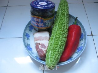 （一道原料让苦瓜变美味）的做法步骤：1