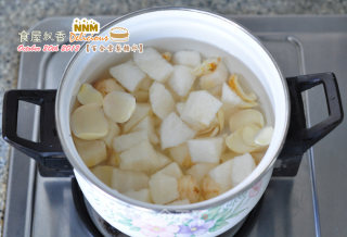 秋季润肺饮品——百合雪梨糖水的做法步骤：2