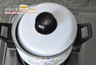 秋季润肺饮品——百合雪梨糖水的做法步骤：4