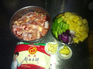 大盘鸡的做法步骤：1