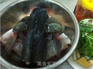 剁椒鱼头的做法步骤：1
