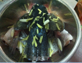 剁椒鱼头的做法步骤：2