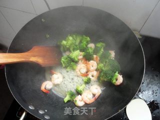 西兰花炒虾仁的做法步骤：6