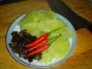 清炒莴笋的做法步骤：1