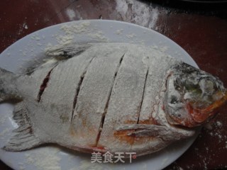 红烧鲳鱼的做法步骤：2