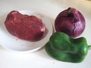 洋葱甜椒爆牛肉的做法步骤：1