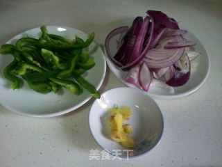 洋葱甜椒爆牛肉的做法步骤：3