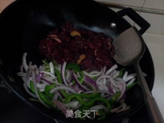 洋葱甜椒爆牛肉的做法步骤：6