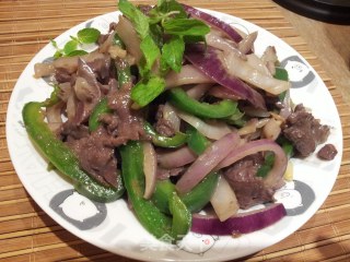 洋葱甜椒爆牛肉的做法步骤：8