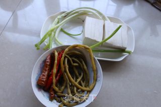 剁椒酸干豆蒸豆腐的做法步骤：1