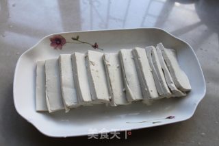 剁椒酸干豆蒸豆腐的做法步骤：2