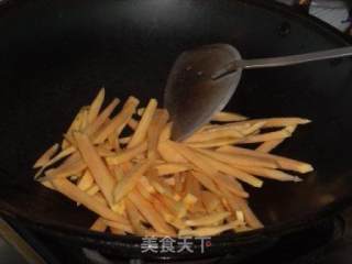 糖醋红薯条的做法步骤：4