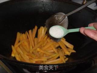 糖醋红薯条的做法步骤：6