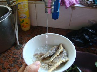 巧蒸小鱼干的做法步骤：3