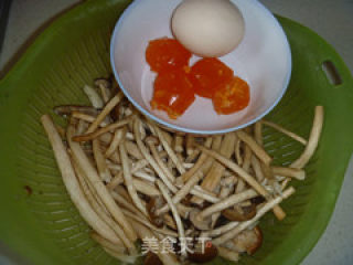 咸蛋黄茶树菇的做法步骤：1