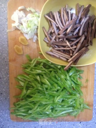 尖椒丝炒豆干（徽州豆干）的做法步骤：2