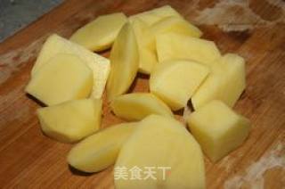 土豆烧排骨的做法步骤：2