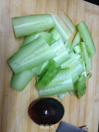 黄瓜皮蛋汤的做法步骤：2
